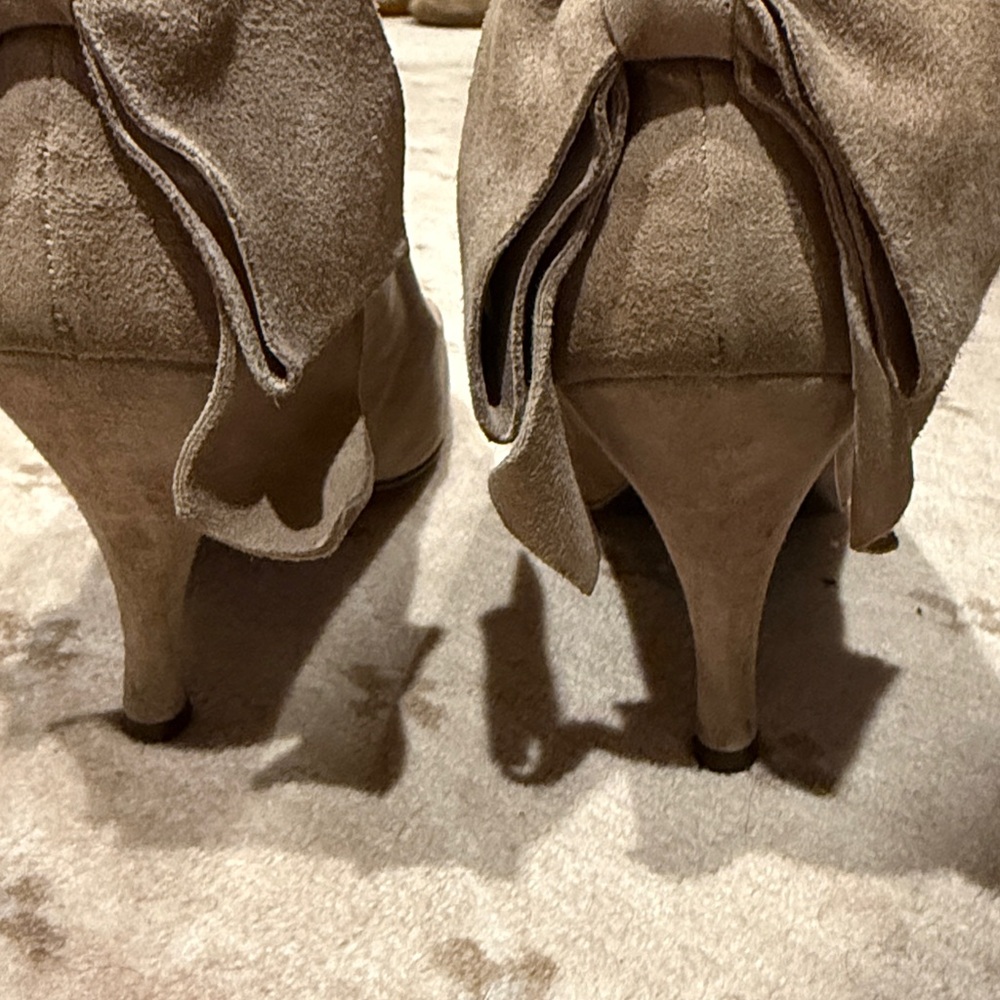 Elizabeth Stuart Women's Tan Pumps - Picture 4 of 5